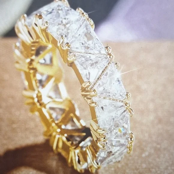 New Elegant Women's Cubic Zirconia Yellow Gold Ring - Picture 4 of 5